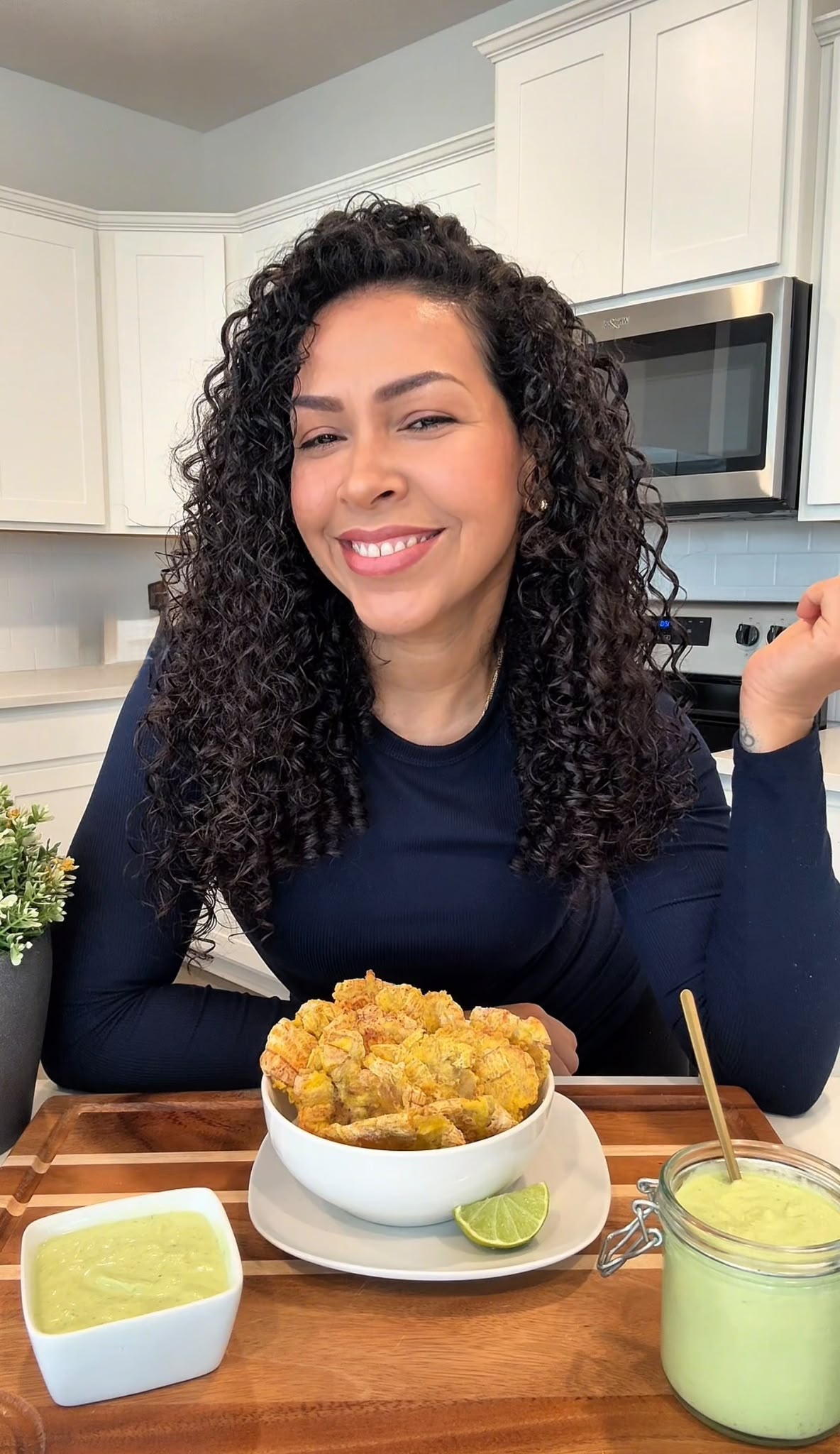 Elymari Dayar en su cocina con ingredientes frescos