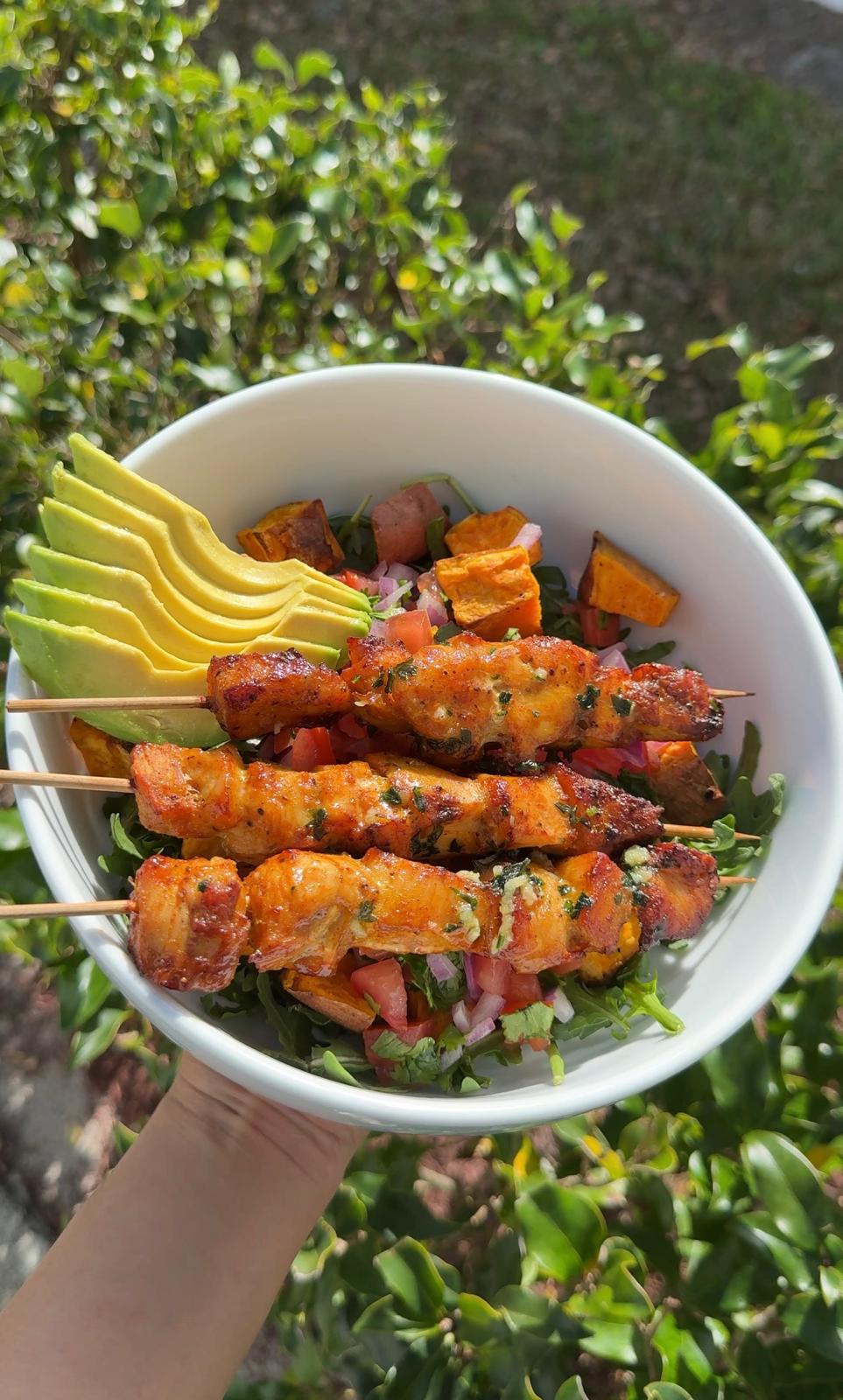 Bandeja mediterránea con brochetas, vegetales y aguacate