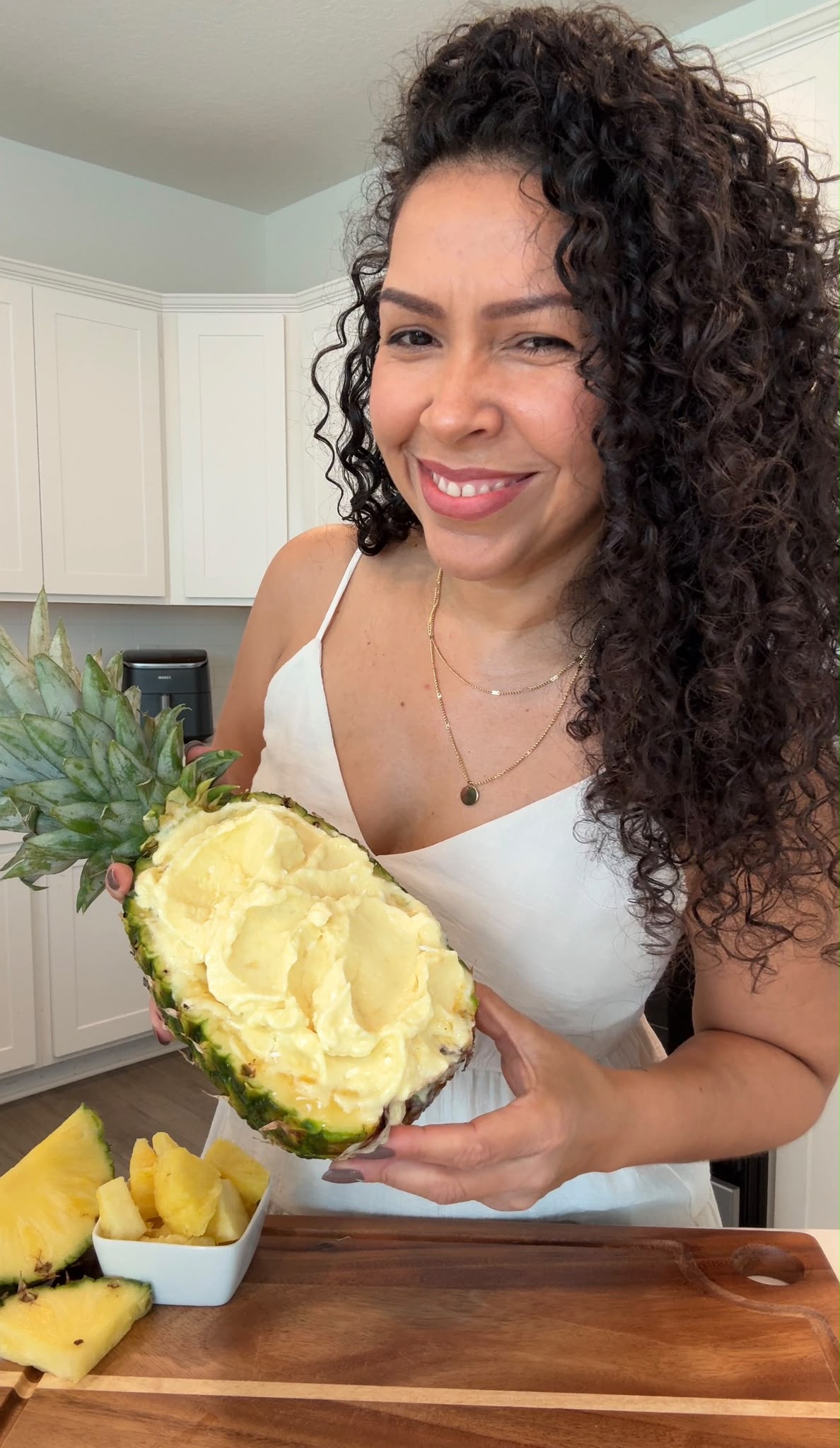 Helado saludable de piña colada servido dentro de una piña